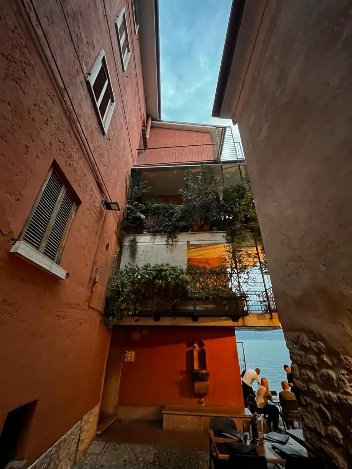 City Central Apartment Romantic Lakefront Balcony - Malcesine - Porto Vecchio 11 المظهر الخارجي الصورة